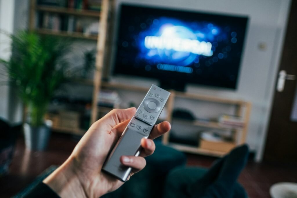 Smart TV in een moderne woonkamer voor IPTV playlist gebruik